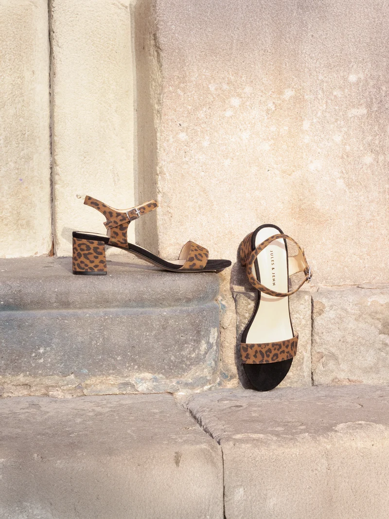 Sandales moyen talon cuir léopard