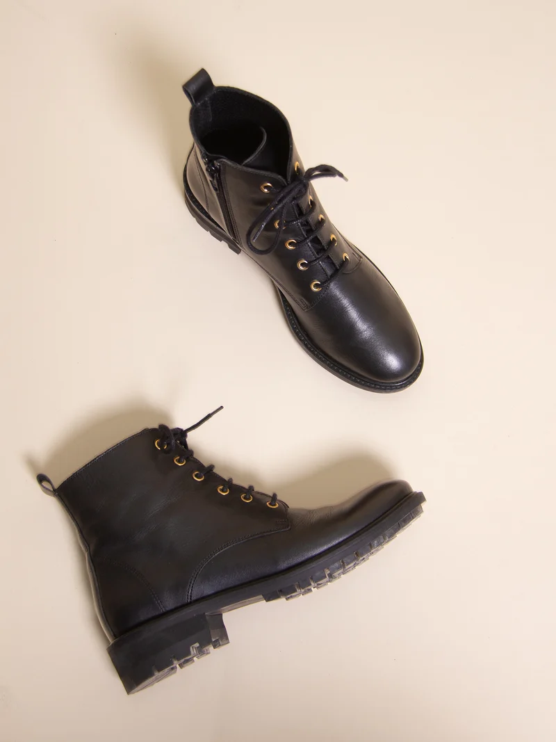 Bottines plates à lacet cuir noir