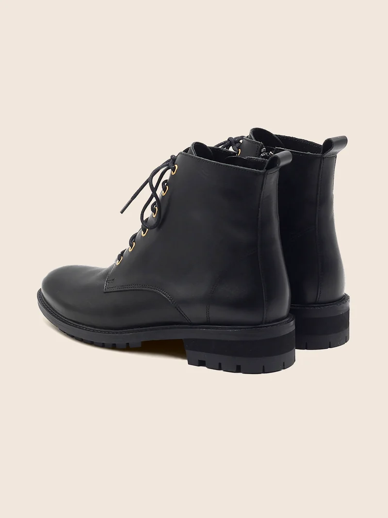 Bottines plates à lacet cuir noir