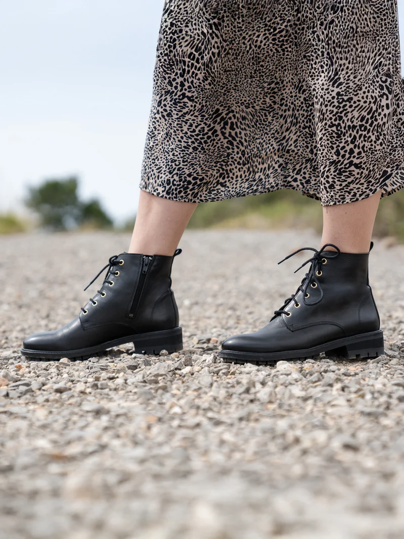 Bottines plates à lacet cuir noir