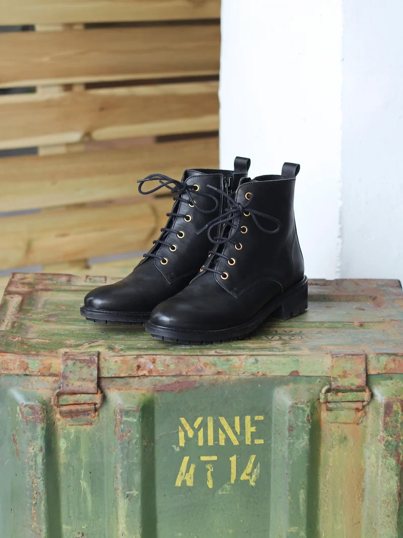 Bottines plates à lacet cuir noir