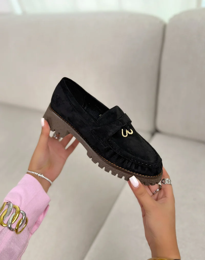 Mocassin femme noir élégant en suédine avec détail doré et semelle crantée marron