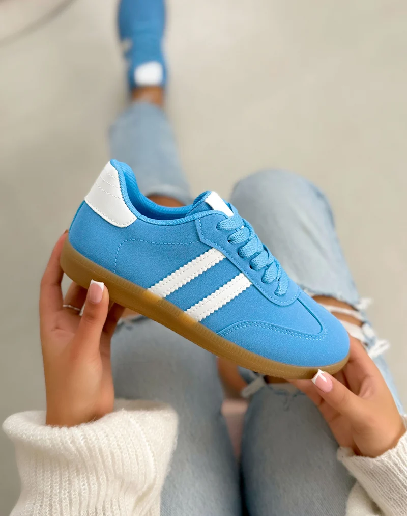 Basket femme bleue tendance en suédine à doubles bandes blanches