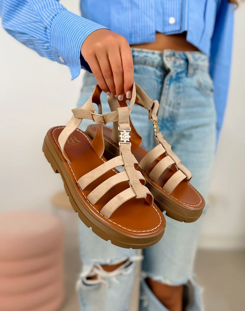 Sandales femme beige tendance en suédine avec semelle crantée et détail soleil doré