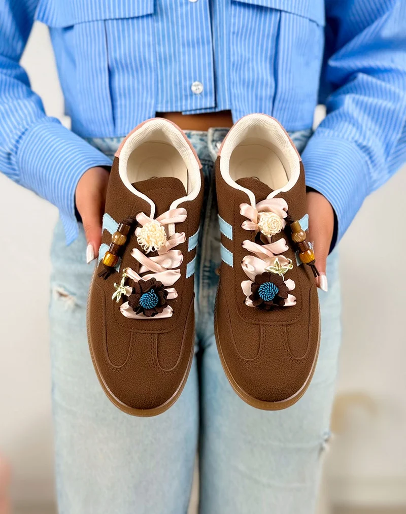 Basket femme marron tendance en suédine avec bandes bleues et bijoux fleurs