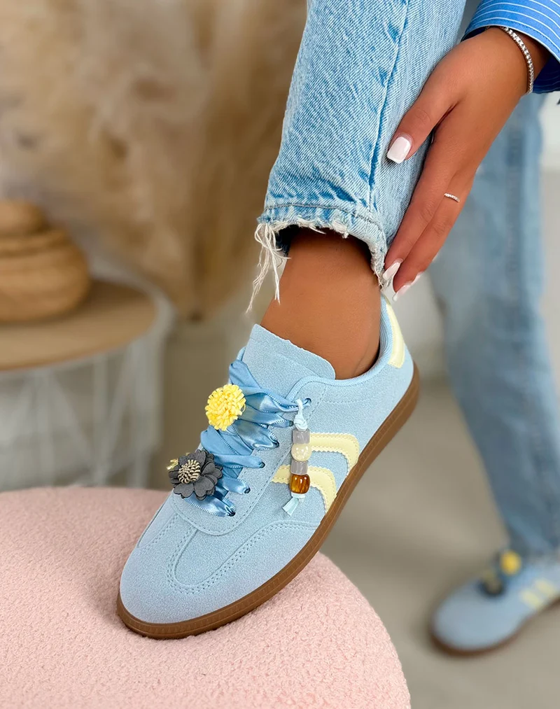 Basket femme bleue pastel tendance en suédine avec bijoux fleurs et bandes jaunes