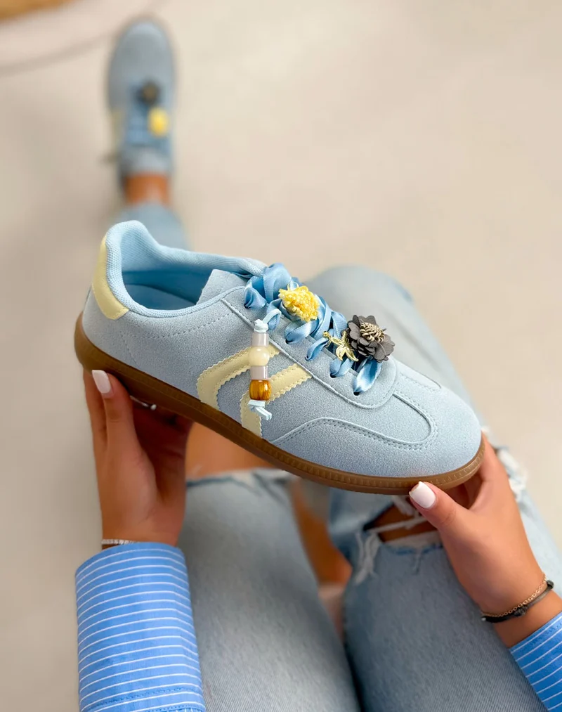 Basket femme bleue pastel tendance en suédine avec bijoux fleurs et bandes jaunes