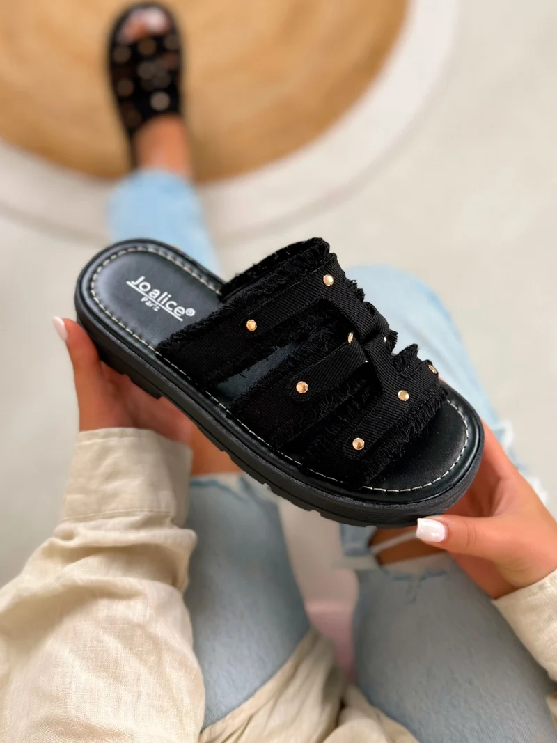 Mule femme noire tendance en jean clouté doré avec semelle crantée