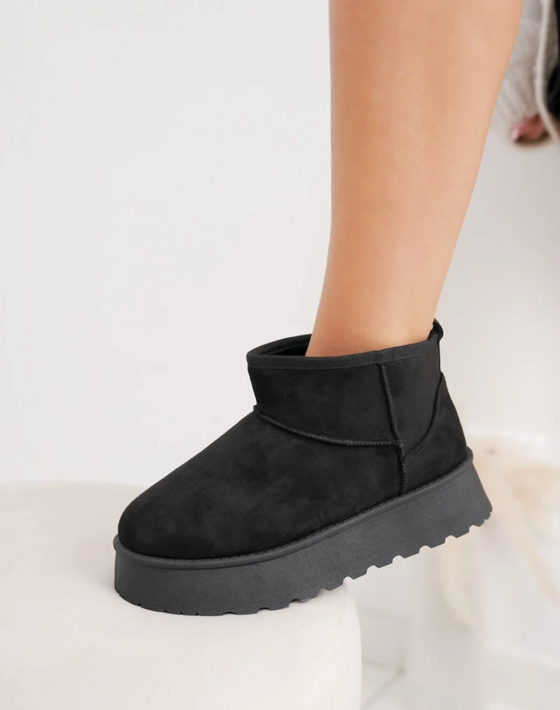 Bottines basses noires en suédine à plateforme fourrées
