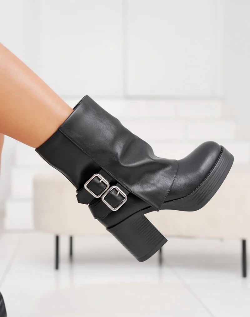 Bottines noires à revers et doubles boucles argentées avec talon carré