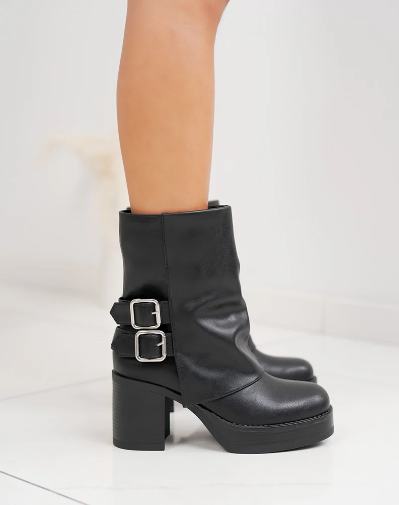 Bottines noires à revers et doubles boucles argentées avec talon carré