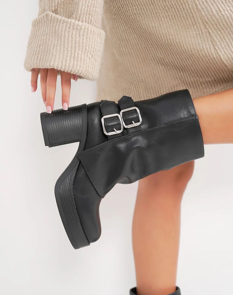Bottines noires à revers et doubles boucles argentées avec talon carré