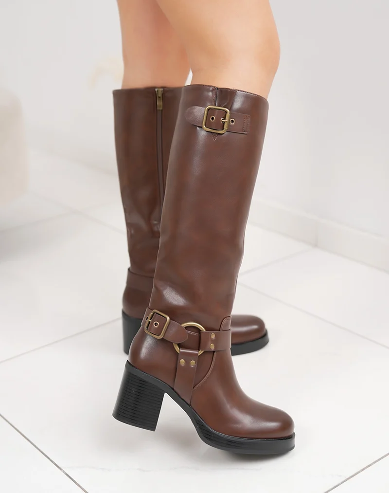 Bottes marron à sangle décorative dorée et talon épais