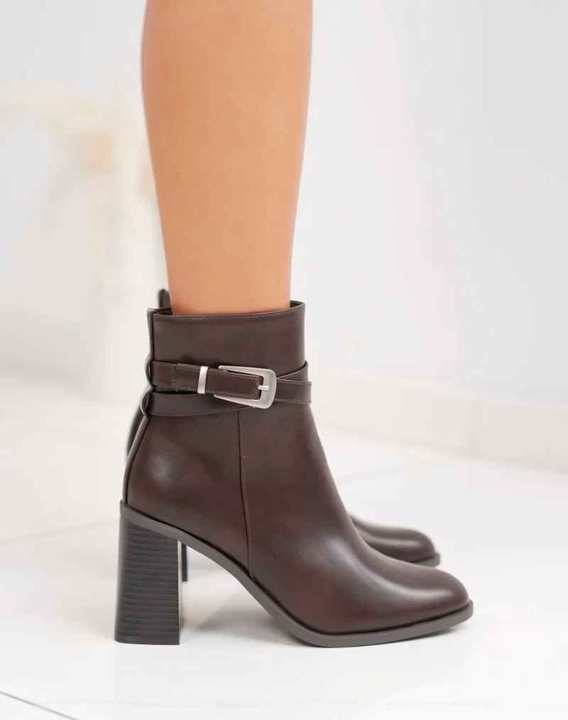 Bottines marron à sangle boucle argentée et talon haut épais