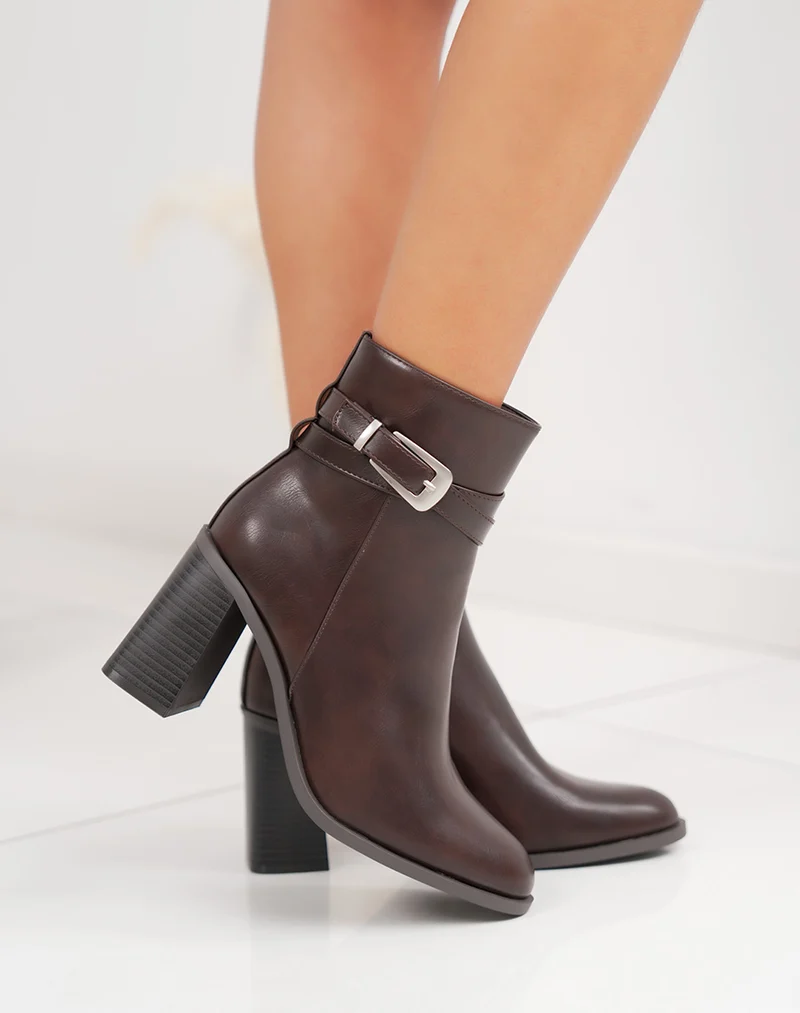 Bottines marron à sangle boucle argentée et talon haut épais