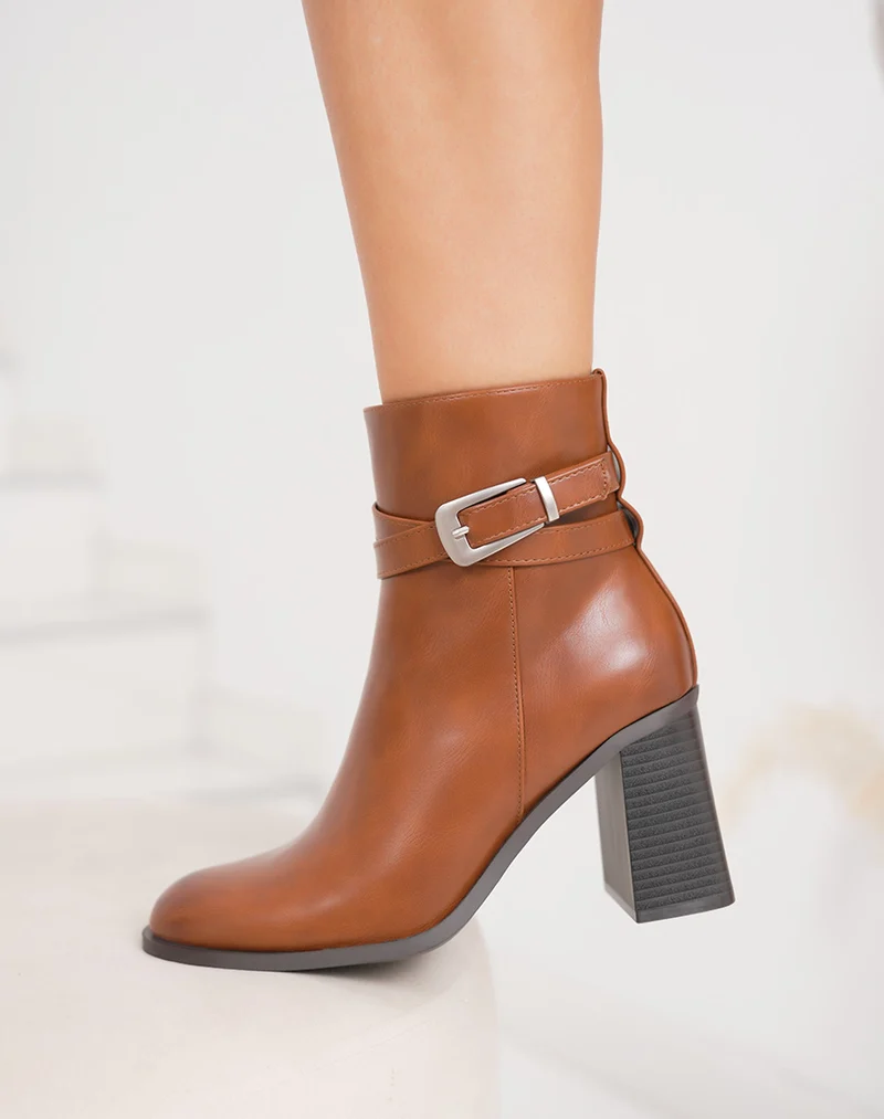 Bottines camel à sangle boucle argentée et talon haut épais