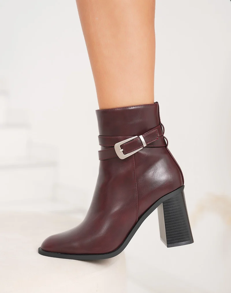 Bottines bordeaux à sangle boucle argentée et talon haut épais