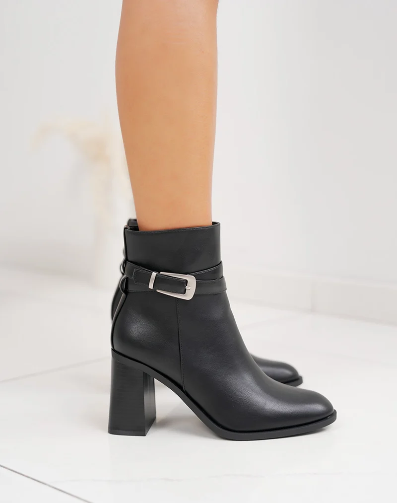 Bottines noires à sangle boucle argentée et talon haut épais