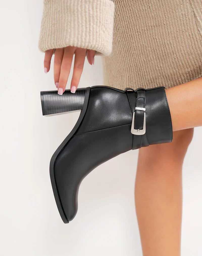 Bottines noires à sangle boucle argentée et talon haut épais