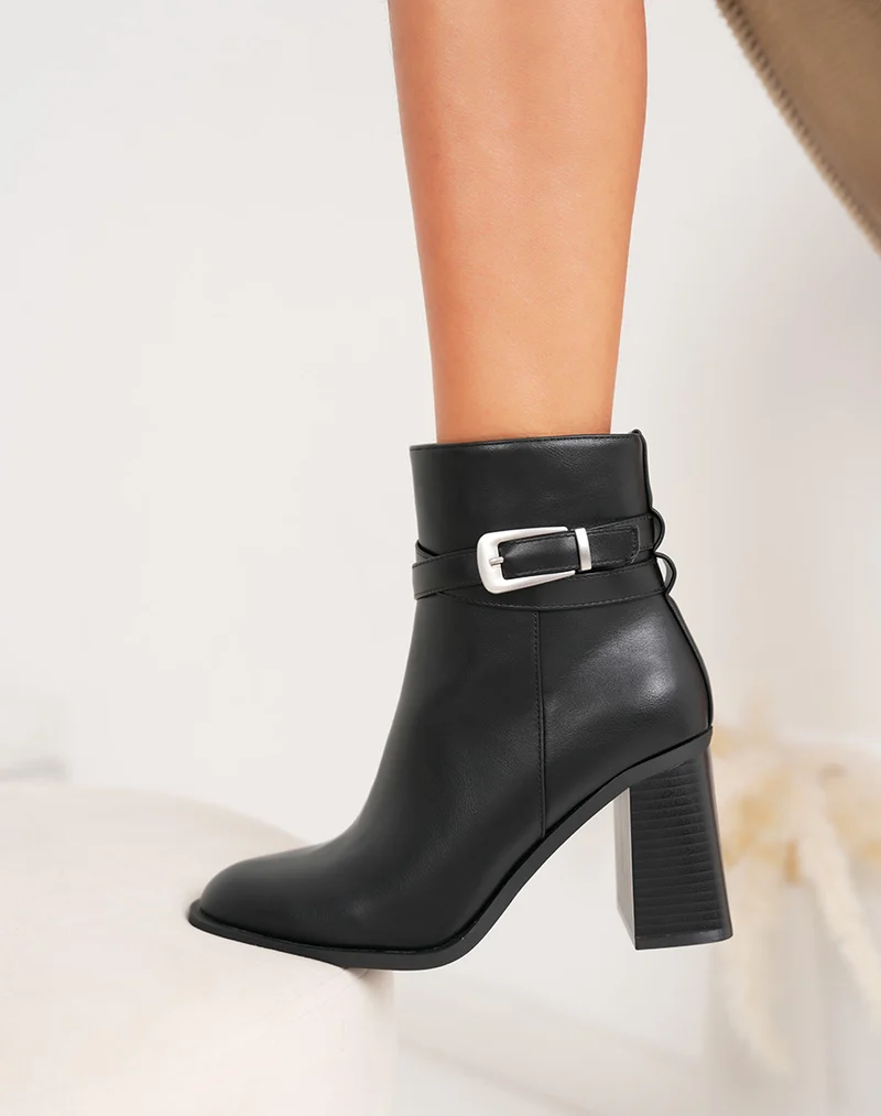Bottines noires à sangle boucle argentée et talon haut épais