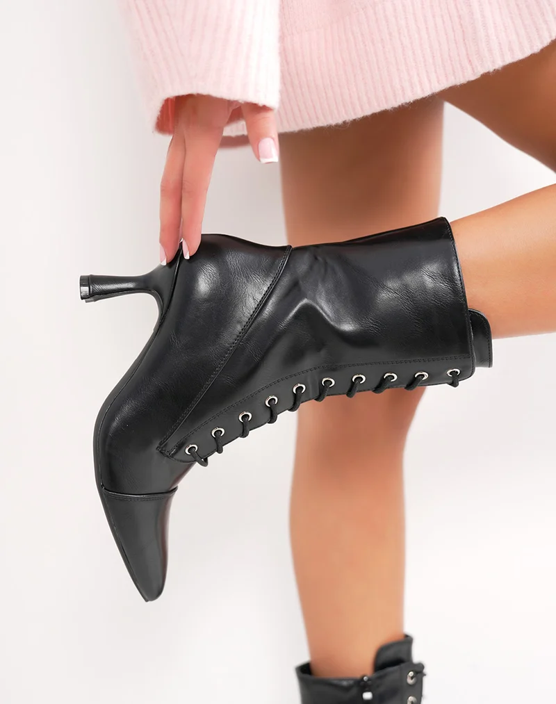 Bottines hautes noires à lacets montants et talon aiguille