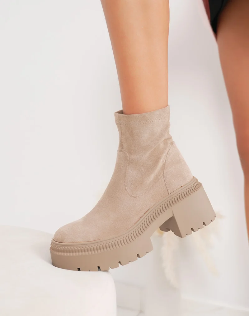 Bottines beiges en suédine à plateforme et semelle crantée