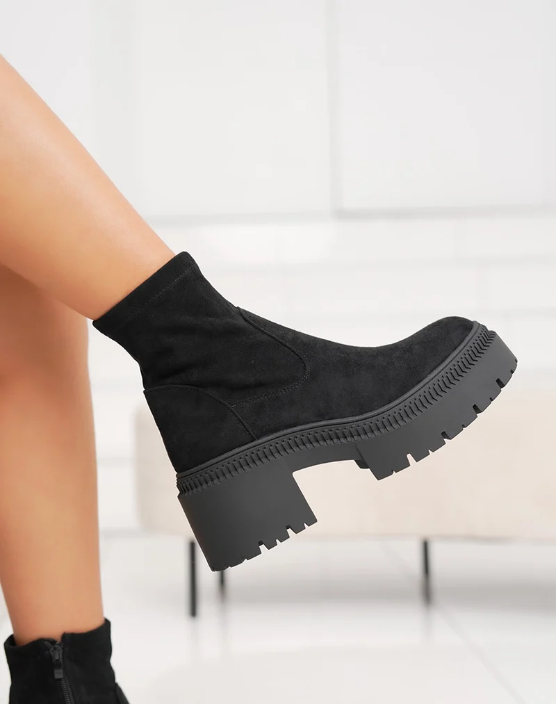 Bottines noires en suédine à plateforme et semelle crantée