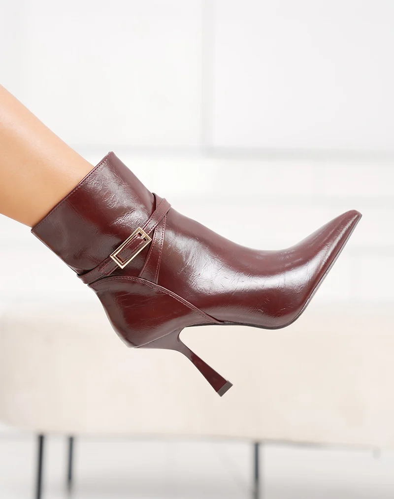 Bottines femme bordeaux vernies à talon aiguille avec bout pointu et boucle dorée