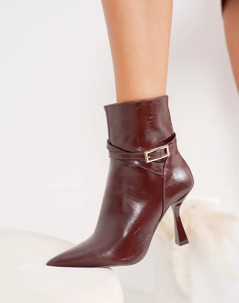 Bottines femme bordeaux vernies à talon aiguille avec bout pointu et boucle dorée