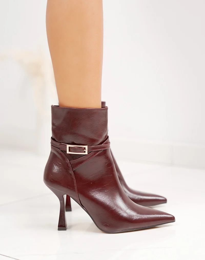Bottines femme bordeaux vernies à talon aiguille avec bout pointu et boucle dorée