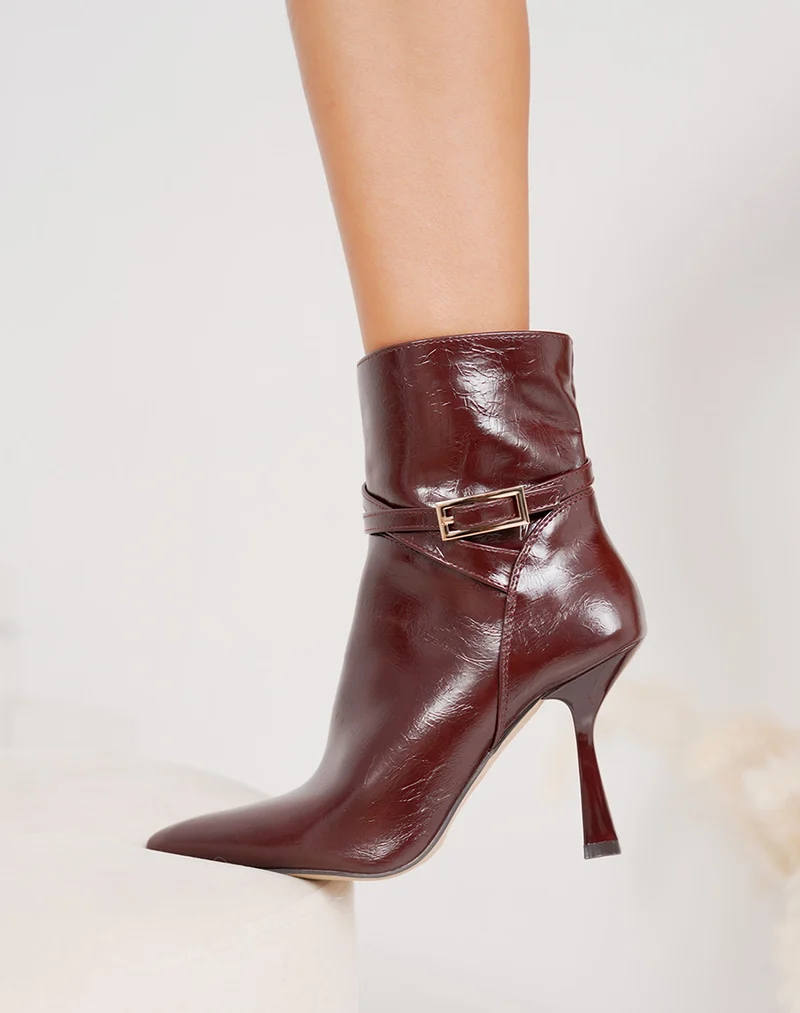 Bottines femme bordeaux vernies à talon aiguille avec bout pointu et boucle dorée