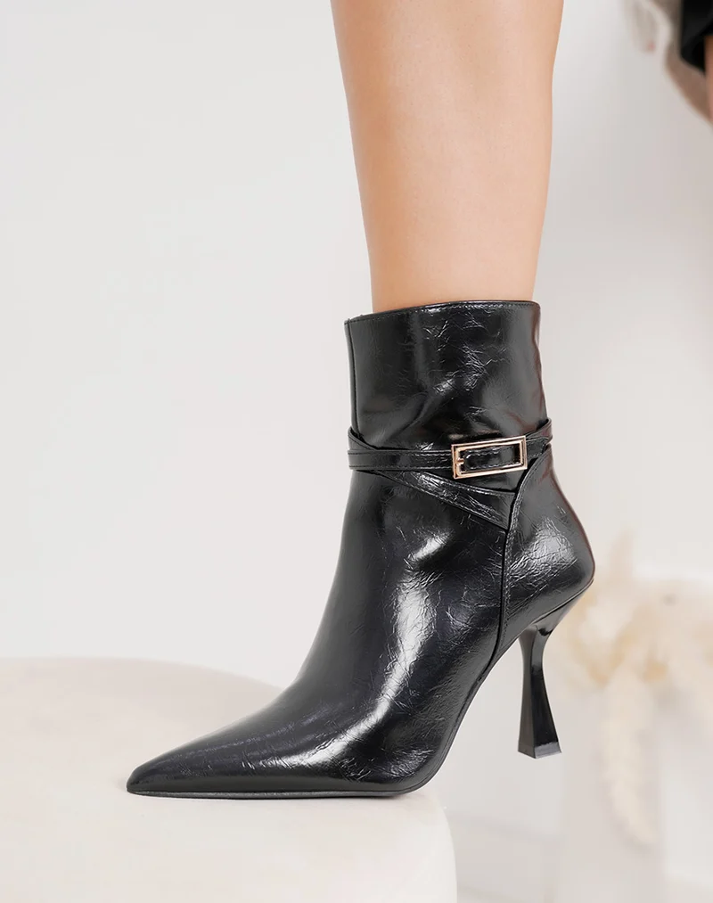 Bottines femme noires vernies à talon aiguille avec bout pointu et boucle dorée