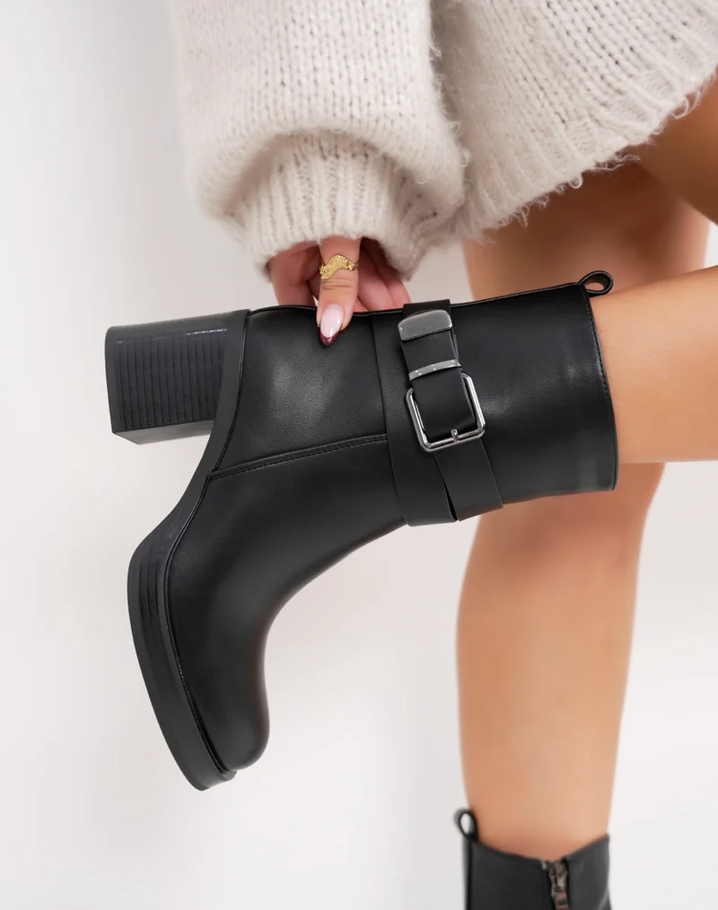 Bottines femme noires fourrées avec talon haut et double lanière à boucle