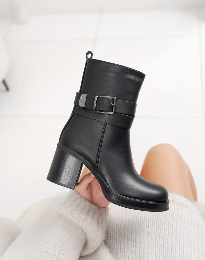 Bottines femme noires fourrées avec talon haut et double lanière à boucle
