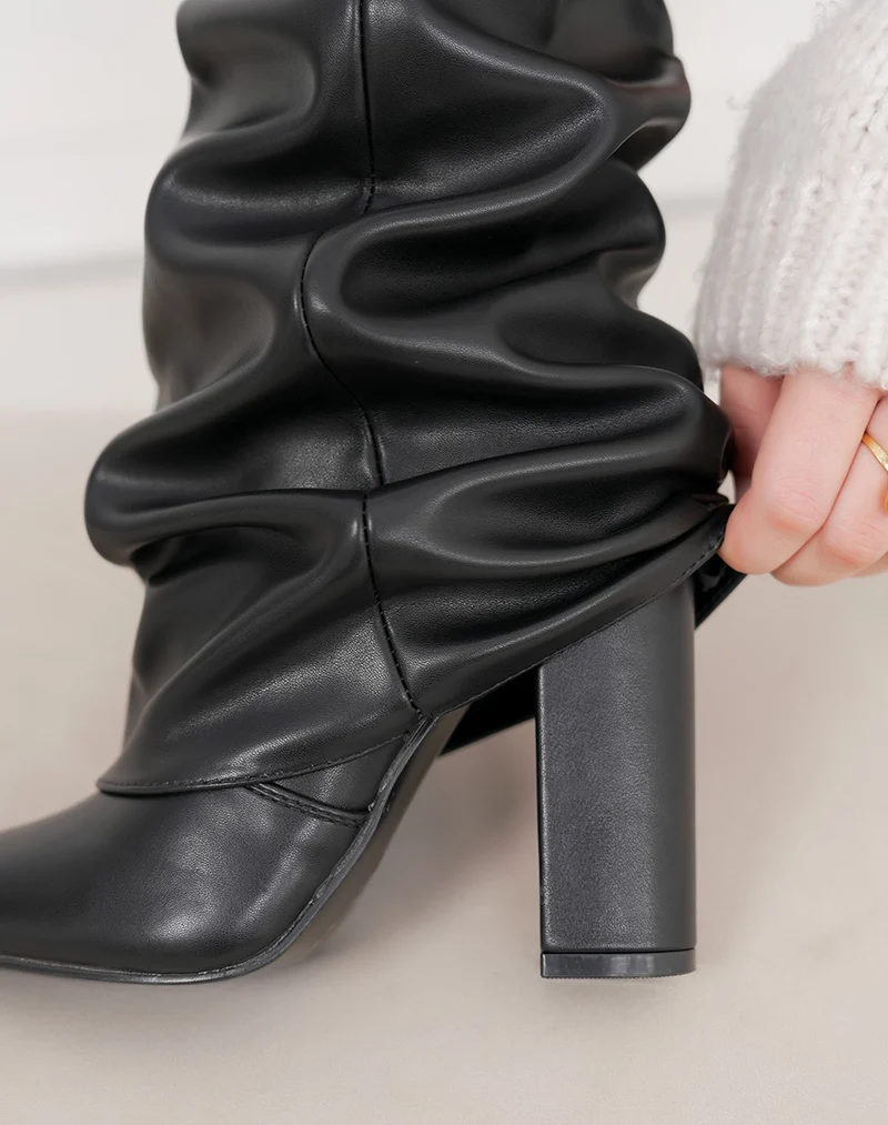 Bottes femme noires à effet plissé bout pointu et talon haut intérieur fourré