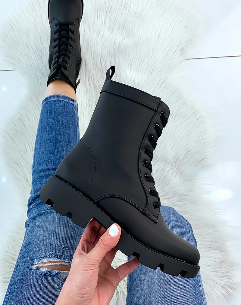 Bottines noires mattes à lacets