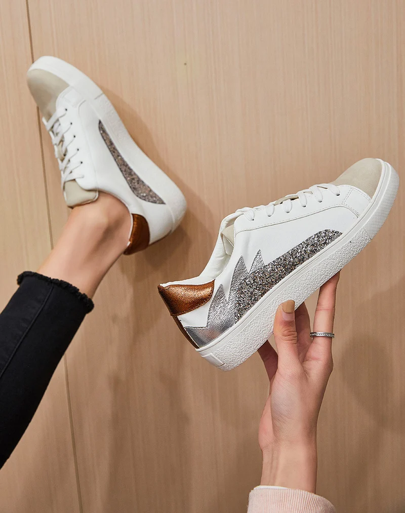 Basket blanche à empiècements pailletés