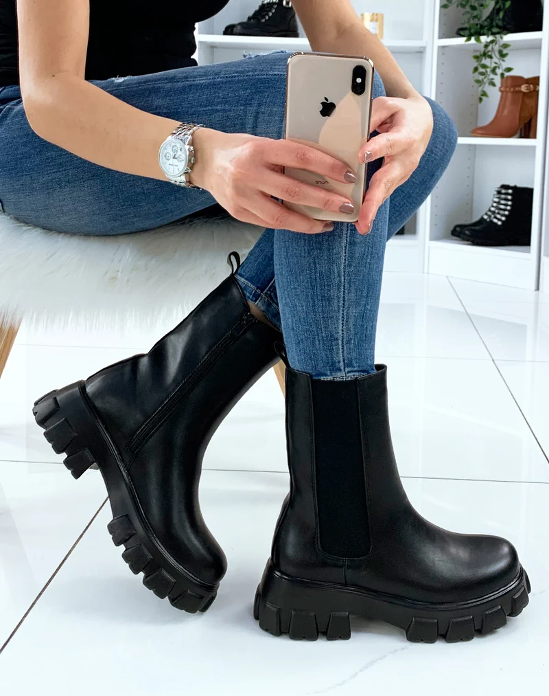 Bottines noires hautes à semelle haute et crantée