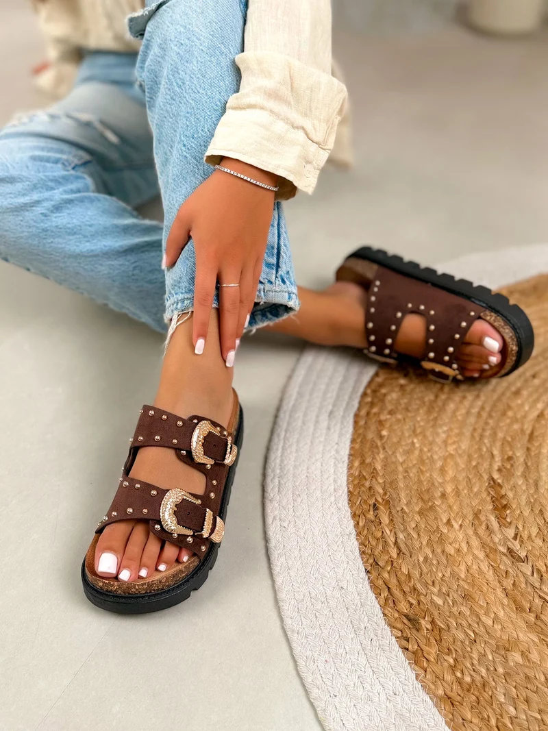Mule femme marron en suédine cloutée avec boucles dorées à plateforme
