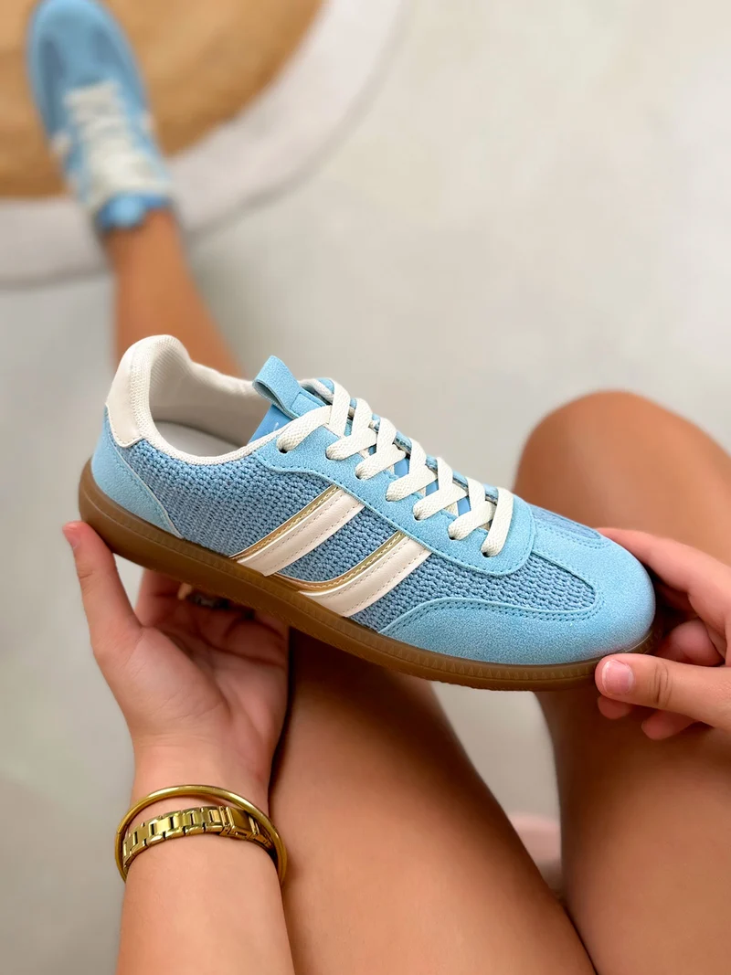 Basket femme bleue tendance tissée à rayures beige et dorées