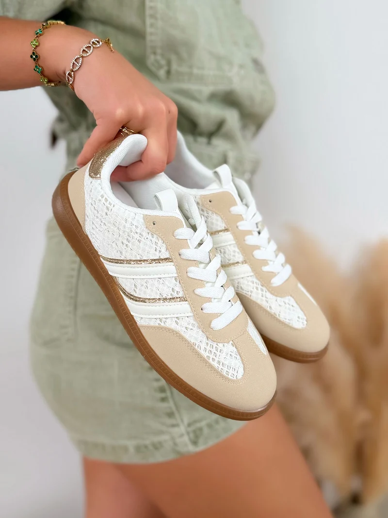 Basket femme beige élégante en dentelle avec rayures blanches et dorées