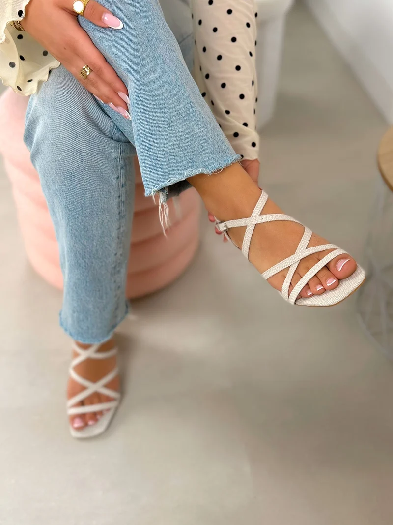 Sandales femme beiges élégantes à brides croisées et talon carré tendance