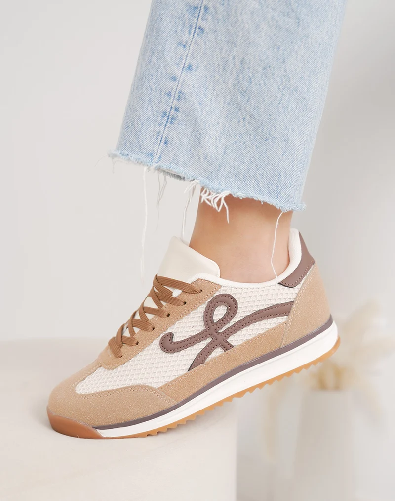 Basket femme marron clair tendance à empiècements tissés beige et détails marron foncé