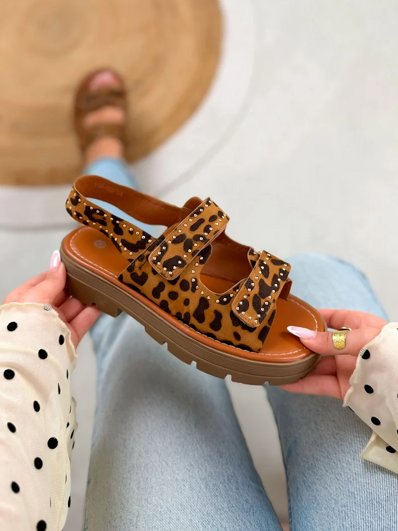 Nu-pieds femme léopard tendance à scratchs cloutés et semelle crantée