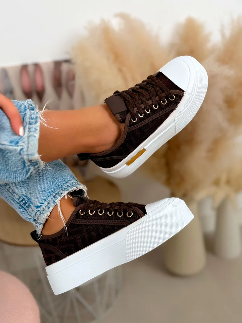 Basket femme marron tendance à motif toile avec plateforme blanche et détail doré