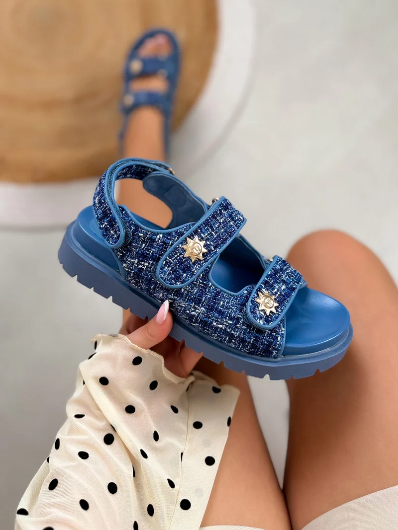 Nu-pieds femme bleu tendance en tweed avec scratchs ajustables et détails soleil doré