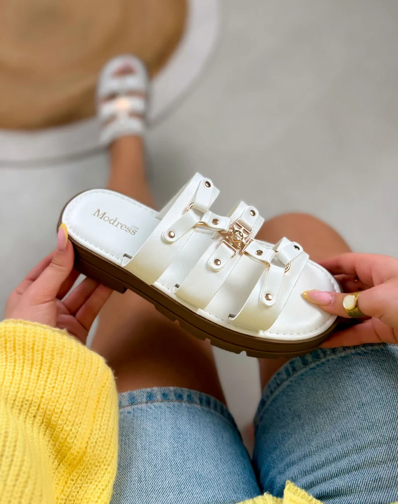 Mules femme blanche élégante à triple lanière avec bijoux dorés et semelle crantée