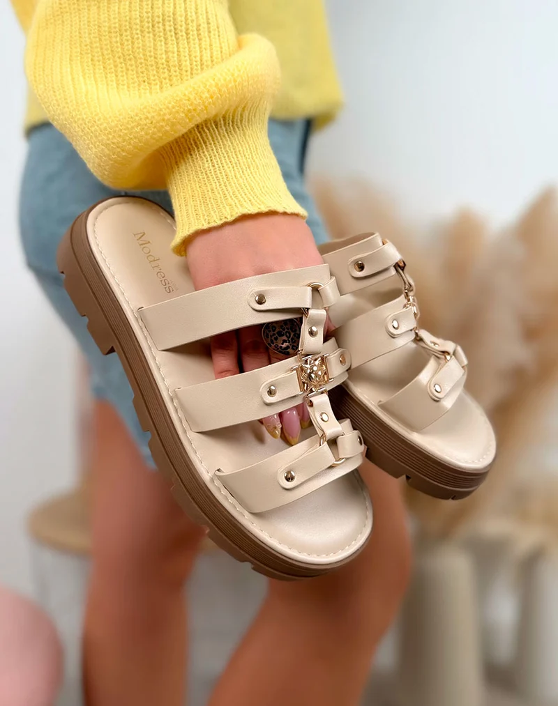 Mules femme beige élégante à triple lanière avec bijoux dorés et semelle crantée