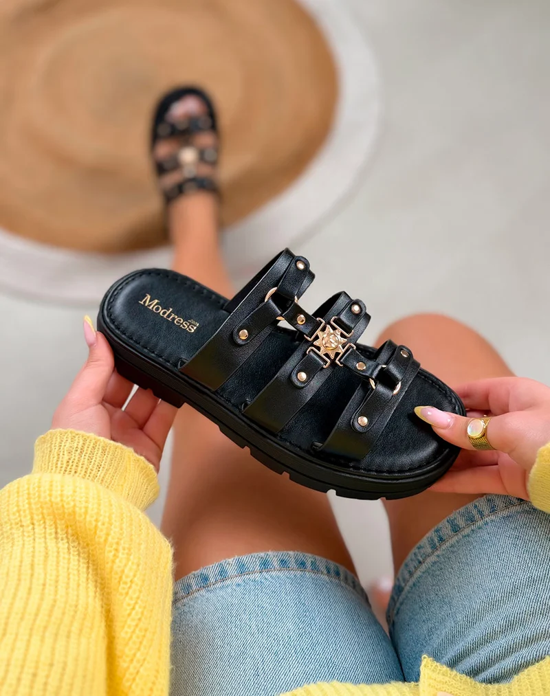 Mules femme noires tendance à triple lanière avec bijoux dorés et semelle crantée