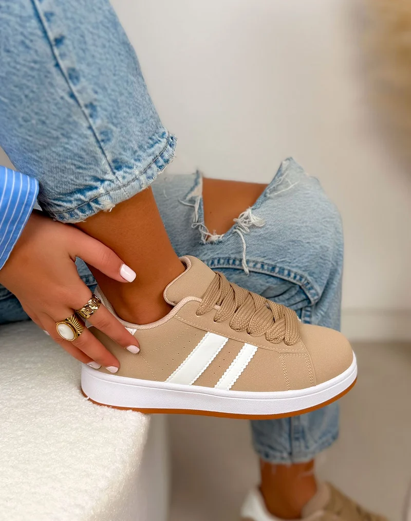 Basket femme beige tendance avec lacets larges et bandes blanches
